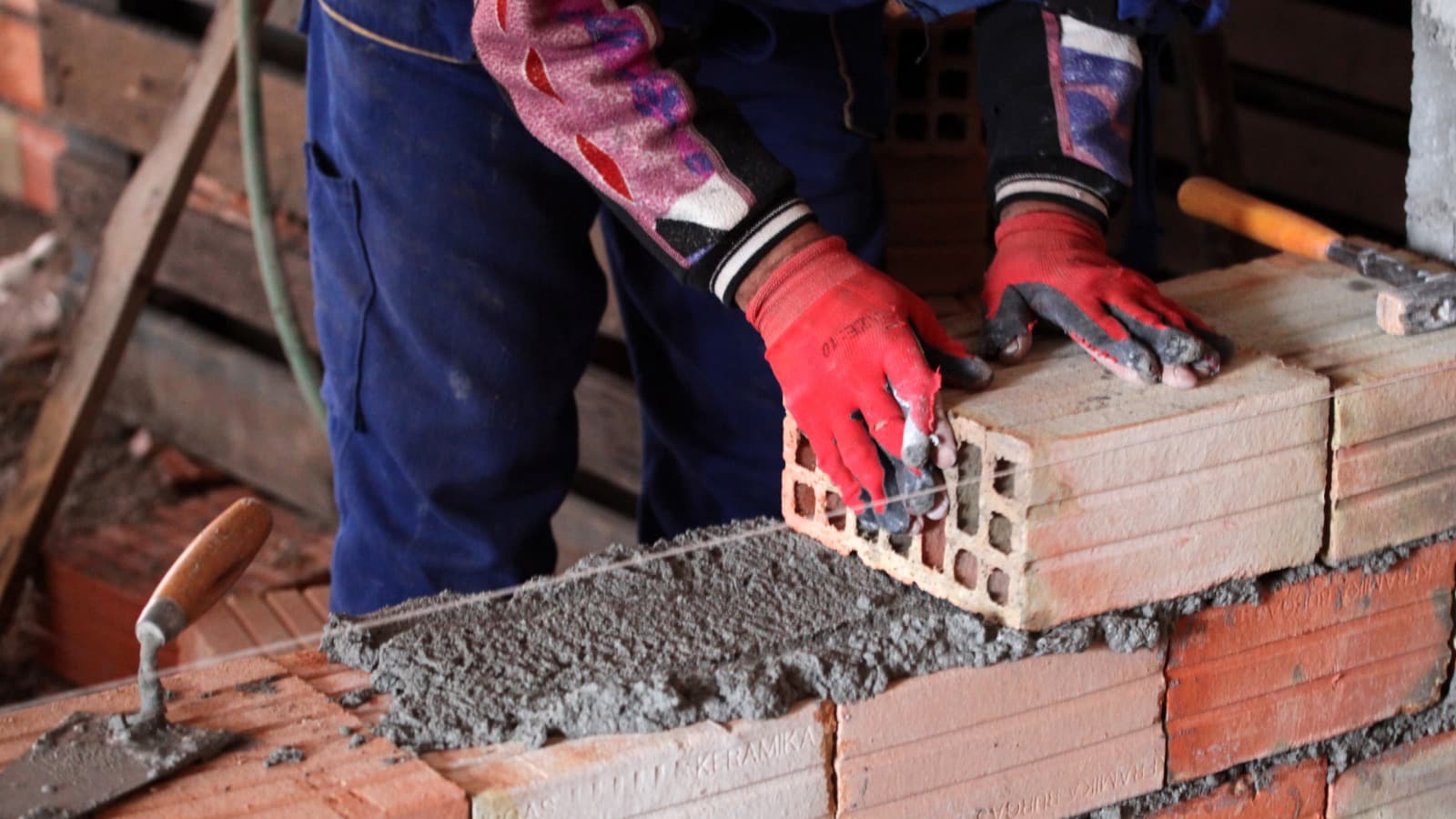 Obras Civil
Pedreiros, pintores, carpinteiros de cofragem, ladrilhadores, azulejistas.