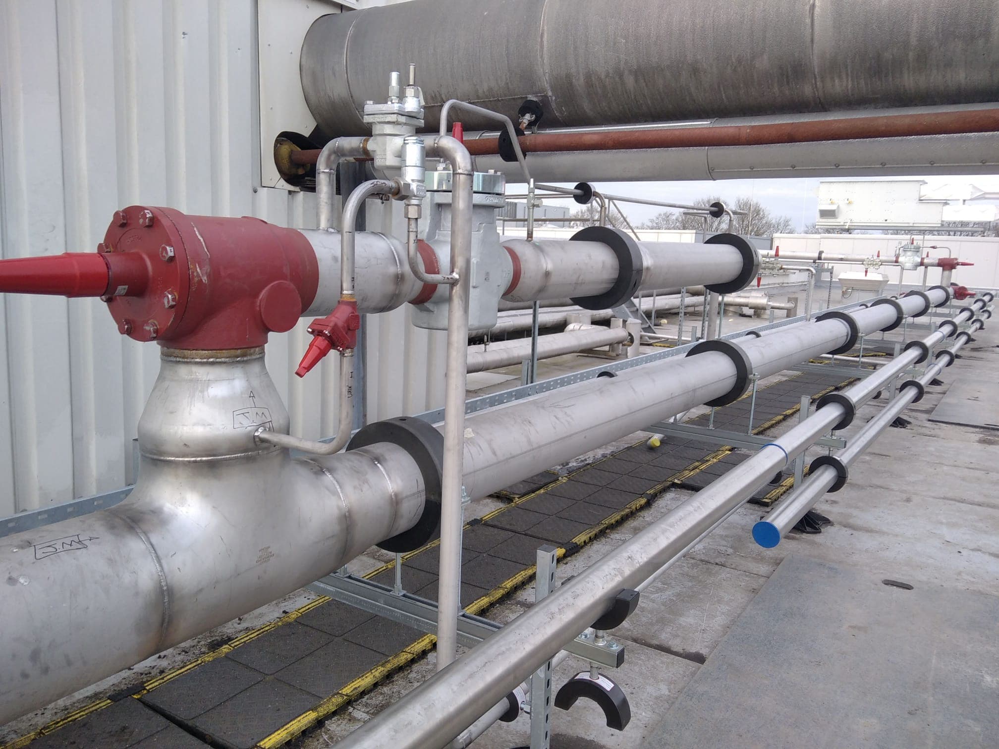 Bélgica
Montagem de tubulações em aço inox 308 SKD 10mm para sistema de frio industrial para fluxo de gás amônia na Bélgica.